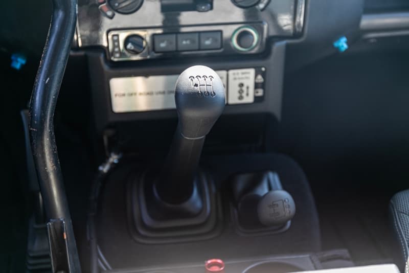 ランドローバー ディフェンダー 映画『007 スペクター』に登場する貴重な Land Rover Defender がオークションに出品中 Silverstone Auctions Spectre Landrover Defender Info James Bond 007 110 SUVs offroading cars automotive Bowler Motorsport