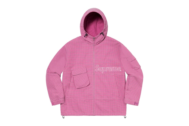 シュプリーム Supreme 2020年春夏コレクション発売アイテム - Week 12 Daniel Johnston（ダニエル・ジョンストン）とのコラボカプセルをはじめ、リップストップ素材のユーティリティジャケット、胸元にボックスロゴがワンポイントで施されたフーディ、後染め加工のロングスリーブのトップス、テーラードのセットアップ、〈KANGOL（カンゴール）〉とのコラボヘッドウェア、「Mechanix Wear（メカニクス ウェア）」製のグローブ、ボックスロゴが構成された折り畳みチェアーなどが並ぶ。