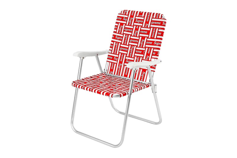 シュプリーム Supreme 2020年春夏コレクション発売アイテム - Week 12 Daniel Johnston（ダニエル・ジョンストン）とのコラボカプセルをはじめ、リップストップ素材のユーティリティジャケット、胸元にボックスロゴがワンポイントで施されたフーディ、後染め加工のロングスリーブのトップス、テーラードのセットアップ、〈KANGOL（カンゴール）〉とのコラボヘッドウェア、「Mechanix Wear（メカニクス ウェア）」製のグローブ、ボックスロゴが構成された折り畳みチェアーなどが並ぶ。