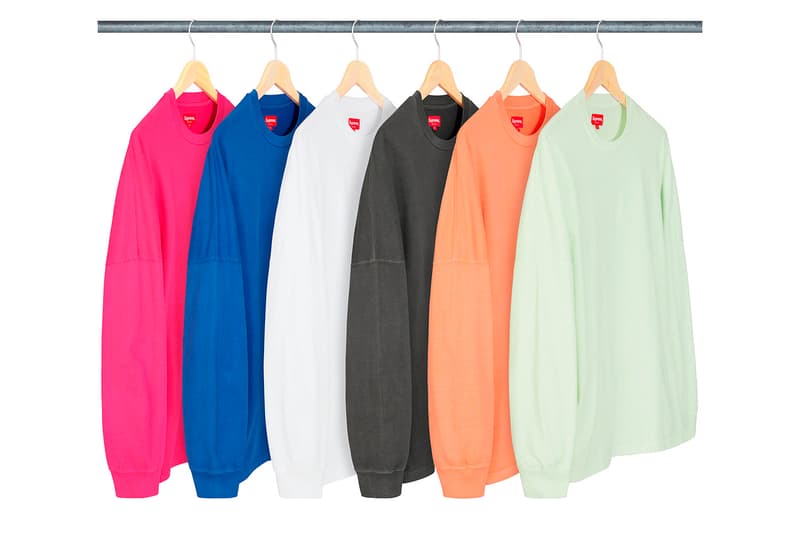 シュプリーム Supreme 2020年春夏コレクション発売アイテム - Week 12 Daniel Johnston（ダニエル・ジョンストン）とのコラボカプセルをはじめ、リップストップ素材のユーティリティジャケット、胸元にボックスロゴがワンポイントで施されたフーディ、後染め加工のロングスリーブのトップス、テーラードのセットアップ、〈KANGOL（カンゴール）〉とのコラボヘッドウェア、「Mechanix Wear（メカニクス ウェア）」製のグローブ、ボックスロゴが構成された折り畳みチェアーなどが並ぶ。