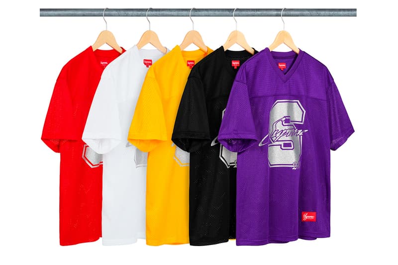 シュプリーム Supreme 2020年春夏コレクション発売アイテム - Week 13 〈THE NORTH FACE(ザ・ノース・フェイス)〉とのコラボ第2弾のピースを筆頭に、フーディ2種類、バンダナ柄のシャツ、ホッケーシャツ、レーシングのグラフィックを全面にプリントしたセットアップ、デニムキャップ、「富士フイルム株式会社」のインスタントフィルム instax mini 10枚セットなど〈Supreme〉らしい遊び心に富んだプロダクトの数々が並ぶ。