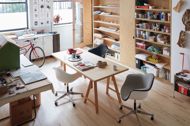 Herman Miller から新作イームズデスクチェアが登場　herman miller eames upholstered task chair colors patterns june 2020 design checkerboard hopsak black cobalt 100118756 Design Within Reach