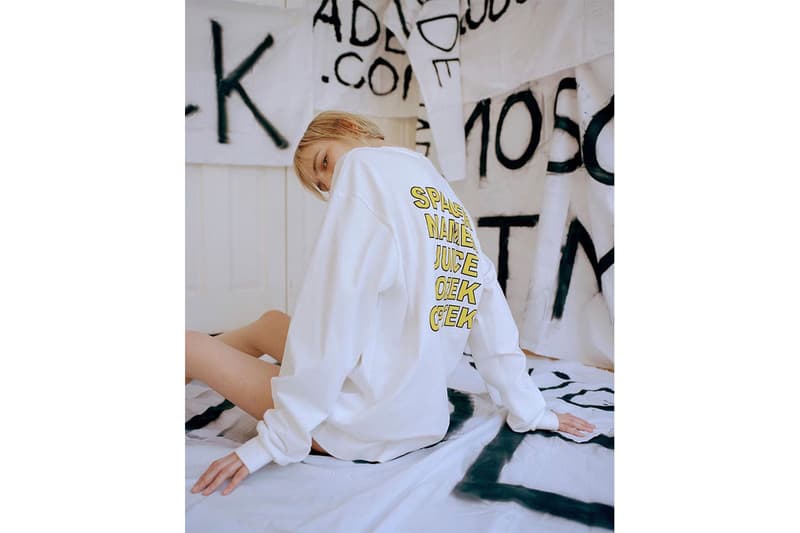 ユナイテッドアローズ UNITED ARROWS & SONS がモスクワのグラフィティ集団 A.D.E.D のアパレルコレクションの取り扱いを開始 A.D.E.Dとは、“All Day Every Day”もしくは“All Destinations Every Destination”の略。グラフィティアートに対しての規制が強化され、アーティストの表現の場所が少なくなっているモスクワにおいて、“途切れることのない、クリエイティブプロセス”の意味が込められているという。A.D.E.Dは、これまでにアメリカ・ニューヨークのグラフィティアーティスト KATSUとのコラボレーションや〈Off-White™️(オフホワイト)〉〈Louis Vuitton(ルイ・ヴィトン)〉を率いるVirgil Abloh(ヴァージル・アブロー)と共にモスクワのセレクトショップ『KM20』内でインスタレーションを行ってきた。今回のアパレルコレクションでは、フーディ、ロングスリーブTシャツ、Tシャツがラインアップ。現在『UNITED ARROWS & SONS』にて販売中となるので、気になる方はチェックしてみよう。