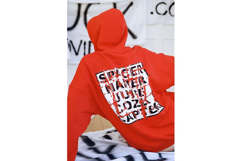 ユナイテッドアローズ UNITED ARROWS & SONS がモスクワのグラフィティ集団 A.D.E.D のアパレルコレクションの取り扱いを開始 A.D.E.Dとは、“All Day Every Day”もしくは“All Destinations Every Destination”の略。グラフィティアートに対しての規制が強化され、アーティストの表現の場所が少なくなっているモスクワにおいて、“途切れることのない、クリエイティブプロセス”の意味が込められているという。A.D.E.Dは、これまでにアメリカ・ニューヨークのグラフィティアーティスト KATSUとのコラボレーションや〈Off-White™️（オフホワイト）〉〈Louis Vuitton（ルイ・ヴィトン）〉を率いるVirgil Abloh（ヴァージル・アブロー）と共にモスクワのセレクトショップ『KM20』内でインスタレーションを行ってきた。今回のアパレルコレクションでは、フーディ、ロングスリーブTシャツ、Tシャツがラインアップ。現在『UNITED ARROWS & SONS』にて販売中となるので、気になる方はチェックしてみよう。