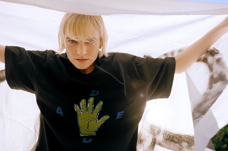 ユナイテッドアローズ UNITED ARROWS & SONS がモスクワのグラフィティ集団 A.D.E.D のアパレルコレクションの取り扱いを開始 A.D.E.Dとは、“All Day Every Day”もしくは“All Destinations Every Destination”の略。グラフィティアートに対しての規制が強化され、アーティストの表現の場所が少なくなっているモスクワにおいて、“途切れることのない、クリエイティブプロセス”の意味が込められているという。A.D.E.Dは、これまでにアメリカ・ニューヨークのグラフィティアーティスト KATSUとのコラボレーションや〈Off-White™️(オフホワイト)〉〈Louis Vuitton(ルイ・ヴィトン)〉を率いるVirgil Abloh(ヴァージル・アブロー)と共にモスクワのセレクトショップ『KM20』内でインスタレーションを行ってきた。今回のアパレルコレクションでは、フーディ、ロングスリーブTシャツ、Tシャツがラインアップ。現在『UNITED ARROWS & SONS』にて販売中となるので、気になる方はチェックしてみよう。