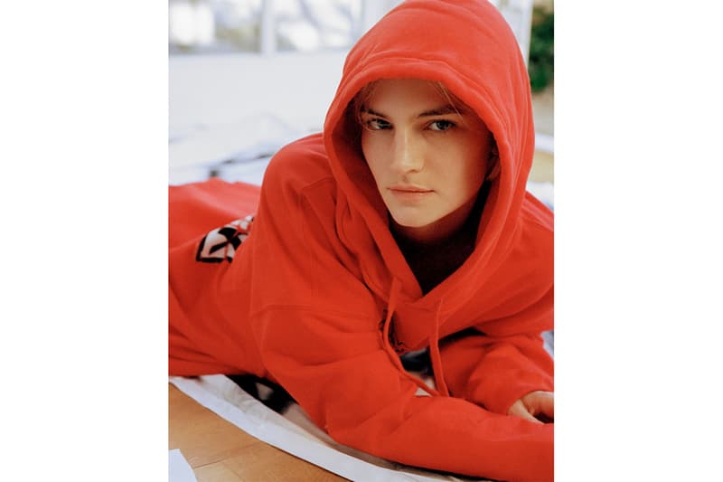 ユナイテッドアローズ UNITED ARROWS & SONS がモスクワのグラフィティ集団 A.D.E.D のアパレルコレクションの取り扱いを開始 A.D.E.Dとは、“All Day Every Day”もしくは“All Destinations Every Destination”の略。グラフィティアートに対しての規制が強化され、アーティストの表現の場所が少なくなっているモスクワにおいて、“途切れることのない、クリエイティブプロセス”の意味が込められているという。A.D.E.Dは、これまでにアメリカ・ニューヨークのグラフィティアーティスト KATSUとのコラボレーションや〈Off-White™️(オフホワイト)〉〈Louis Vuitton(ルイ・ヴィトン)〉を率いるVirgil Abloh(ヴァージル・アブロー)と共にモスクワのセレクトショップ『KM20』内でインスタレーションを行ってきた。今回のアパレルコレクションでは、フーディ、ロングスリーブTシャツ、Tシャツがラインアップ。現在『UNITED ARROWS & SONS』にて販売中となるので、気になる方はチェックしてみよう。
