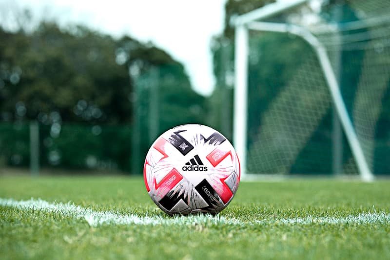 アディダスがキャプテン翼 X Fifa主要大会の試合球ツバサを発売