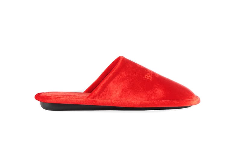 バレンシアガ Balenciaga から自宅で過ごす時間に快適さをプラスする超高級ホームスリッパが登場 Balenciaga Embroidered Red Velvet House Slipper Release footwear sneakers kicks luxury Hugh Hefner