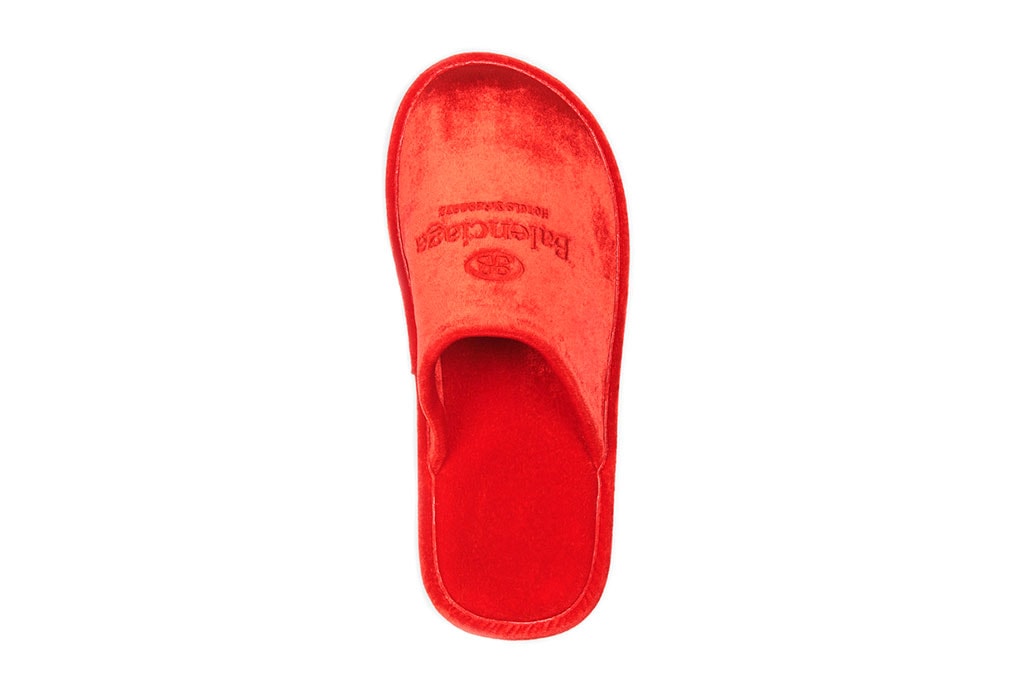 バレンシアガ Balenciaga から自宅で過ごす時間に快適さをプラスする超高級ホームスリッパが登場 Balenciaga Embroidered Red Velvet House Slipper Release footwear sneakers kicks luxury Hugh Hefner