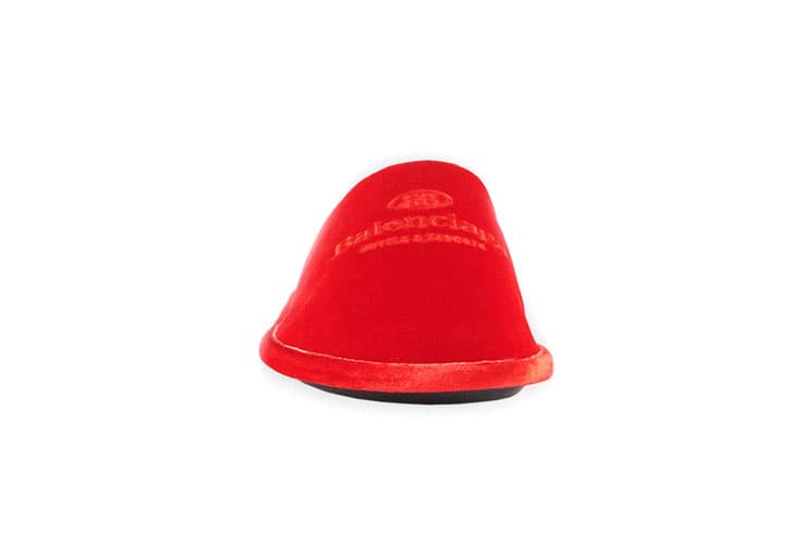 バレンシアガ Balenciaga から自宅で過ごす時間に快適さをプラスする超高級ホームスリッパが登場 Balenciaga Embroidered Red Velvet House Slipper Release footwear sneakers kicks luxury Hugh Hefner