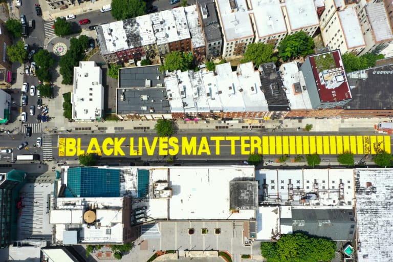 NY ブルックリンのストリートに巨大な “BLACK LIVES MATTER” の文字が出現