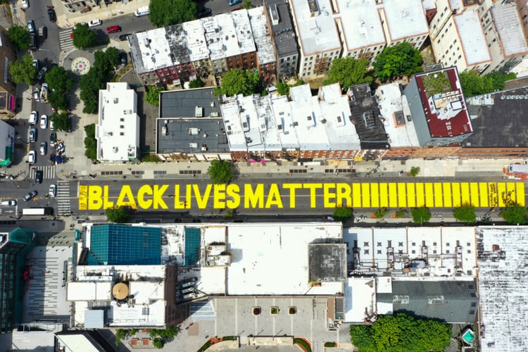 NY ブルックリンのストリートに巨大な “BLACK LIVES MATTER” の文字が出現