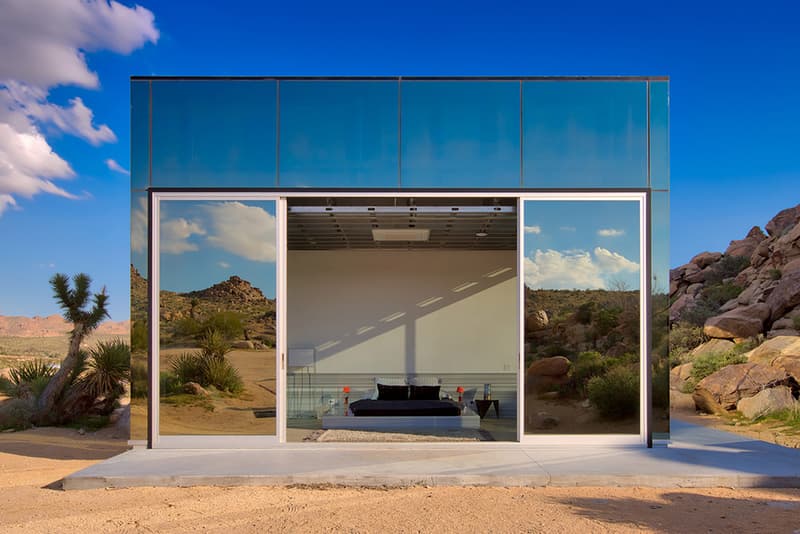 米カリフォルニアの砂漠地帯に“見えない家”が出現 Invisible House Joshua Tree National Park Tomas Osinski Chris Hanley Mirrors Pool Trees Desert 