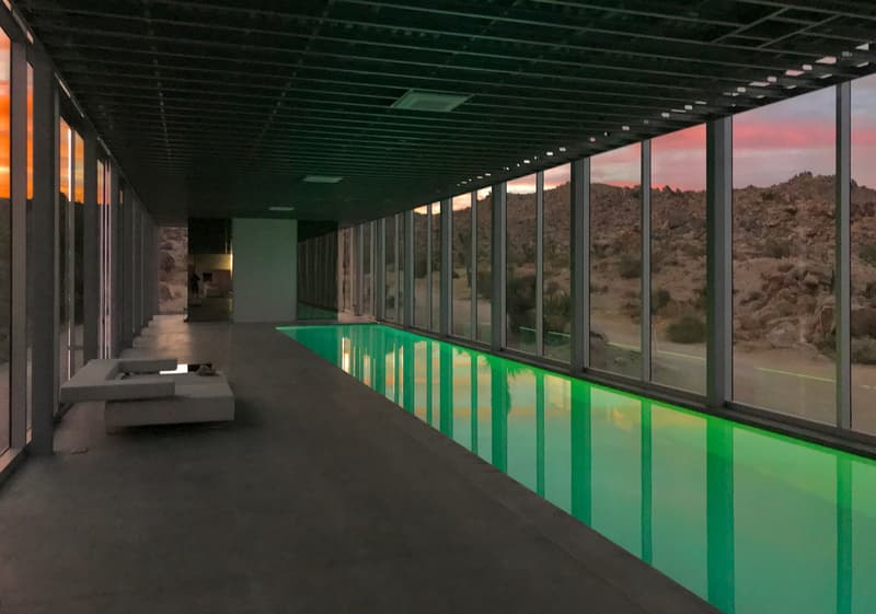 米カリフォルニアの砂漠地帯に“見えない家”が出現 Invisible House Joshua Tree National Park Tomas Osinski Chris Hanley Mirrors Pool Trees Desert 