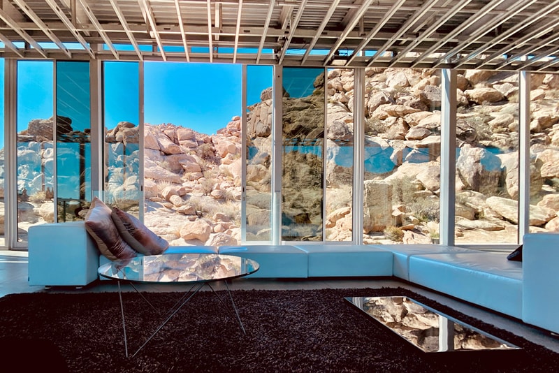 米カリフォルニアの砂漠地帯に“見えない家”が出現 Invisible House Joshua Tree National Park Tomas Osinski Chris Hanley Mirrors Pool Trees Desert 