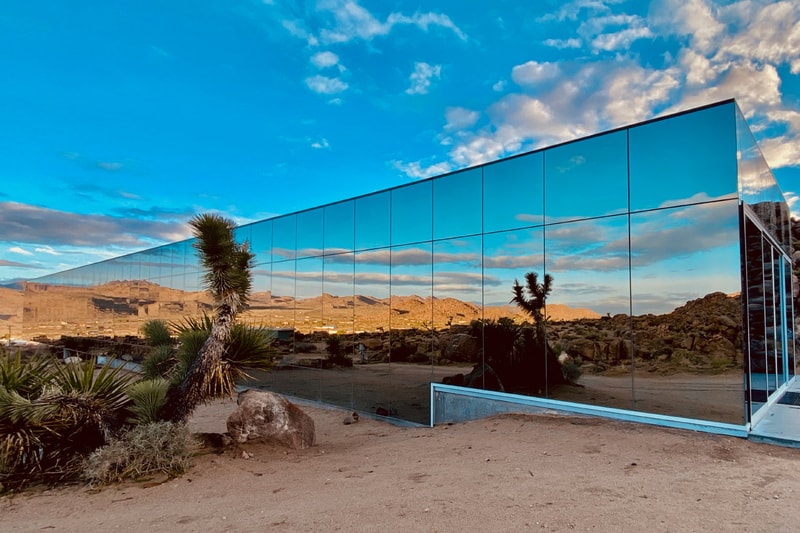 米カリフォルニアの砂漠地帯に“見えない家”が出現 Invisible House Joshua Tree National Park Tomas Osinski Chris Hanley Mirrors Pool Trees Desert 