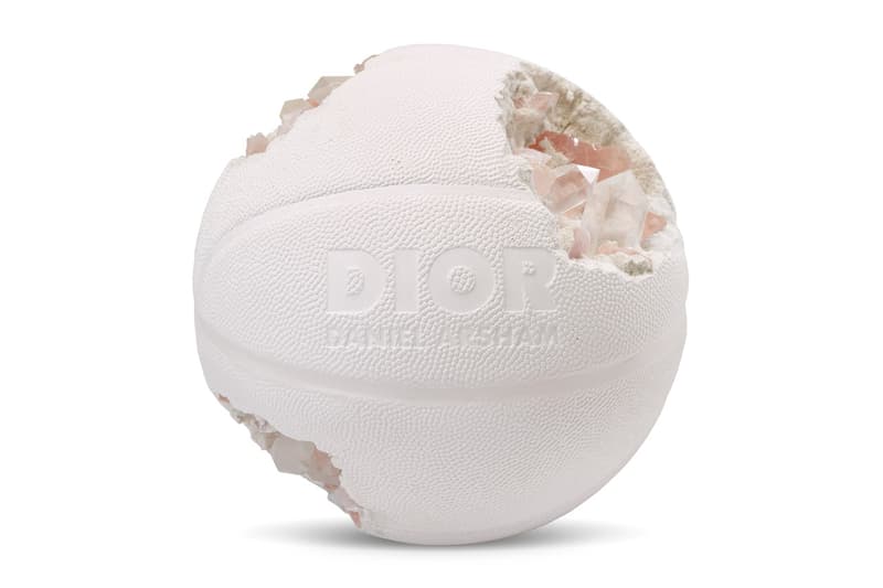 ダニエル・アーシャムの名作がクリスティーズ主宰のオークションに登場？ Christie's Daniel Arsham Online Auction Closer Look Eroded Future Crystal Relics Pokemon Pikachu Clock Telephone Basketball Dior 'Rolling Stones' Magazines Jewelry Box