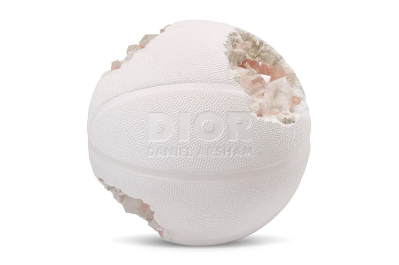 ダニエル・アーシャムの名作がクリスティーズ主宰のオークションに登場? Christie's Daniel Arsham Online Auction Closer Look Eroded Future Crystal Relics Pokemon Pikachu Clock Telephone Basketball Dior 'Rolling Stones' Magazines Jewelry Box
