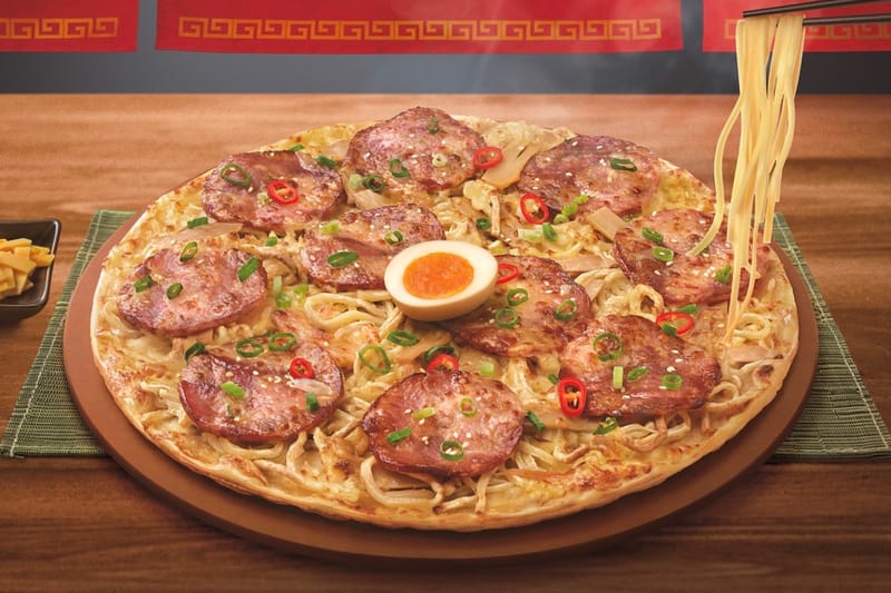 麺屋武蔵 x Pizza Hut による“ラーメンピザ”が爆誕
