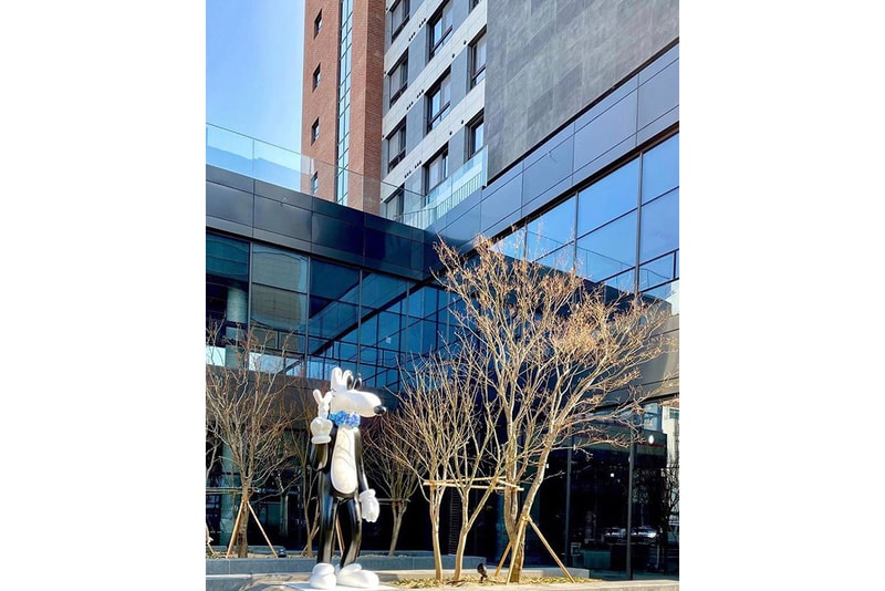 ロサンゼルス拠点のアーティスト Steven Harrington の初となる常設インスタレーションが韓国に登場 Steven Harrington 'Mello' Permanent Sculpture Outdoor Loft One South Korea Aluminum