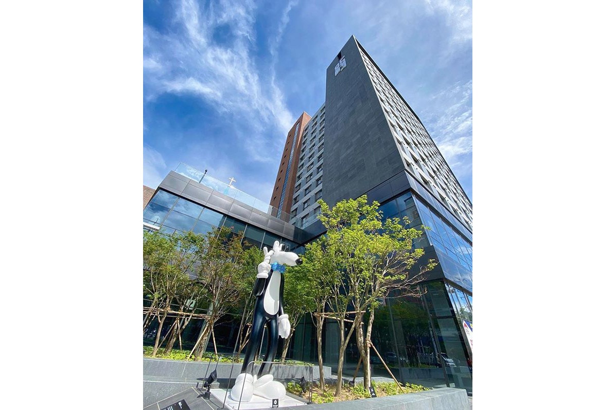 ロサンゼルス拠点のアーティスト Steven Harrington の初となる常設インスタレーションが韓国に登場 Steven Harrington 'Mello' Permanent Sculpture Outdoor Loft One South Korea Aluminum 