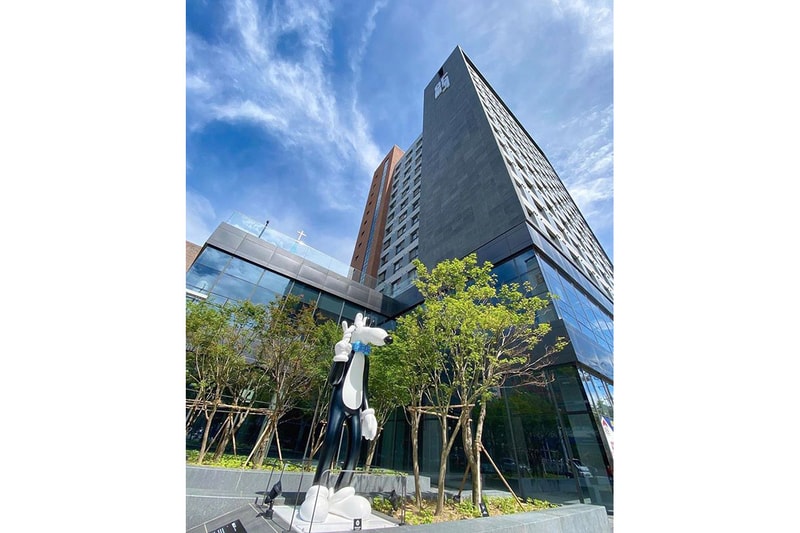 ロサンゼルス拠点のアーティスト Steven Harrington の初となる常設インスタレーションが韓国に登場 Steven Harrington 'Mello' Permanent Sculpture Outdoor Loft One South Korea Aluminum