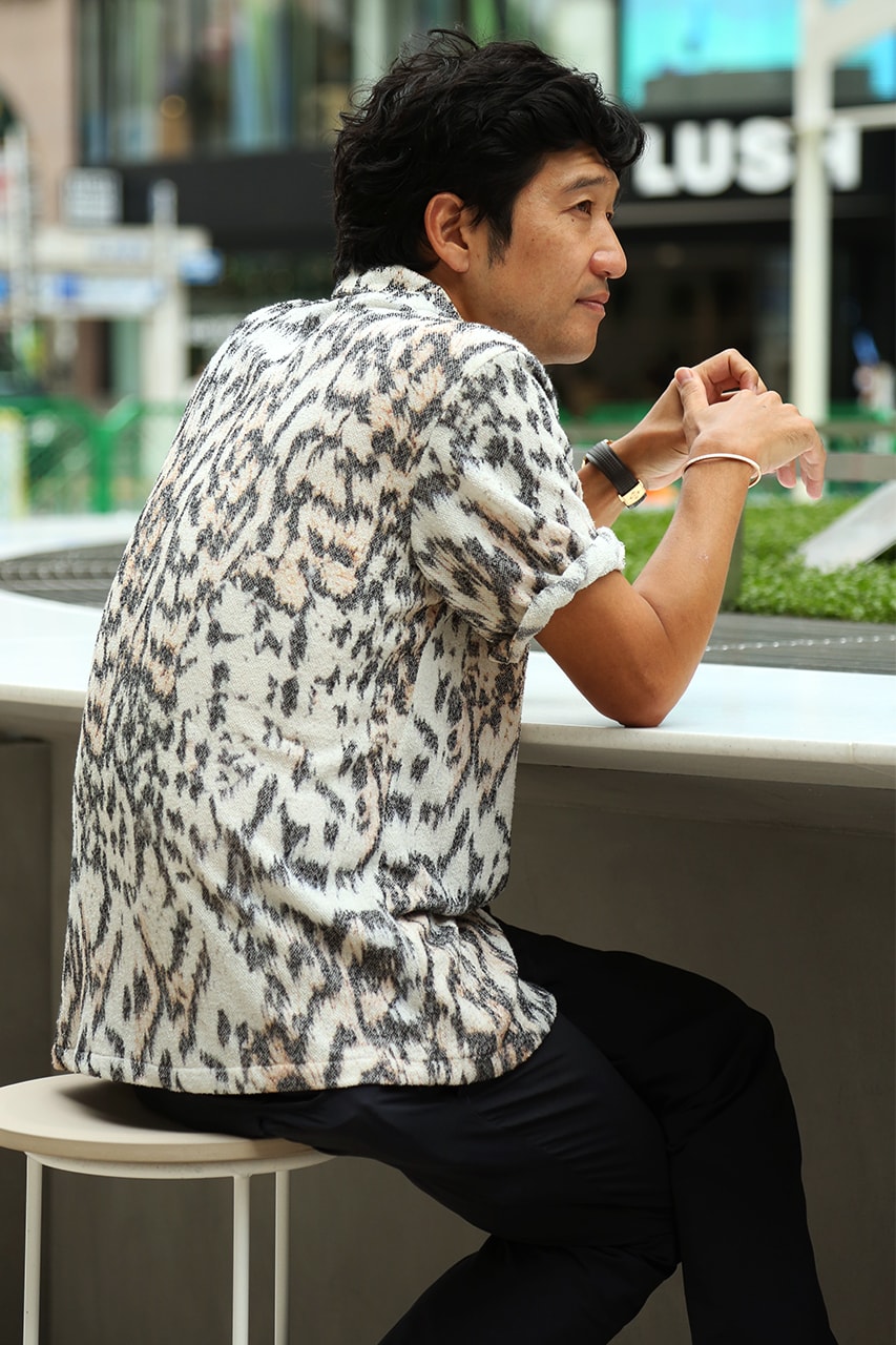 松山智一が東京の新たなアイコンとなるJR新宿駅東口のパブリックアート広場について語る インタビュー