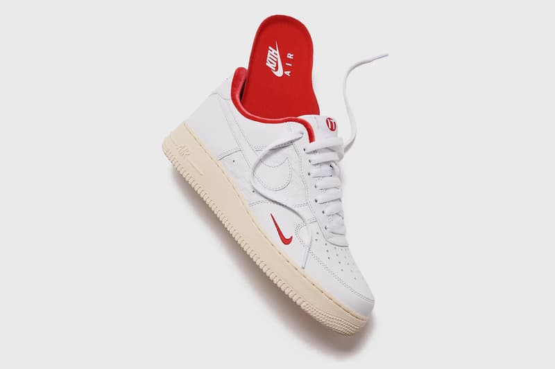 キス x ナイキ エアフォース 1 KITH x Nike Air Force 1 “Tokyo” の公式ビジュアルが解禁 kith nike sportswear air force 1 low tokyo ronnie fieg white sail red cz7926 100 exclusive shibuya flagship official release raffle date info photos price store list buying guide