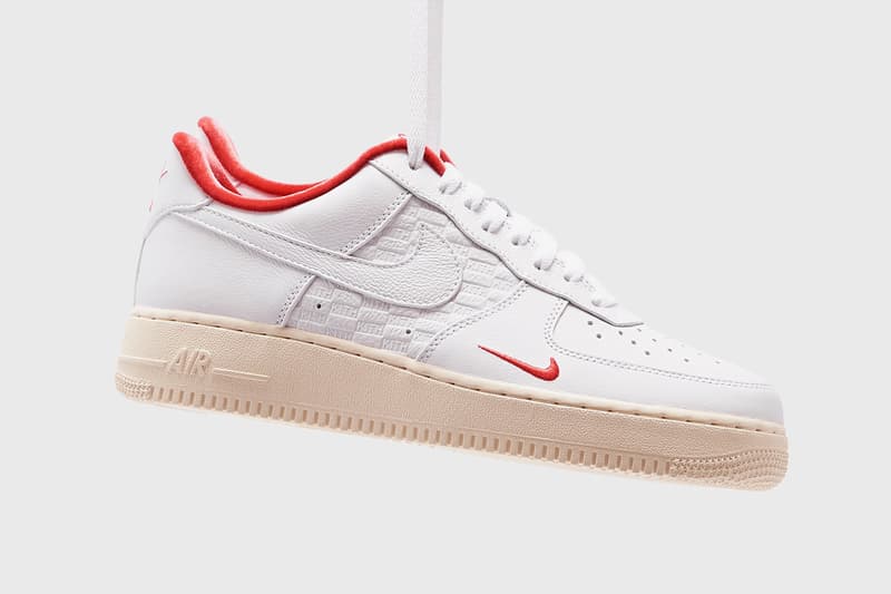 キス x ナイキ エアフォース 1 KITH x Nike Air Force 1 “Tokyo” の公式ビジュアルが解禁 kith nike sportswear air force 1 low tokyo ronnie fieg white sail red cz7926 100 exclusive shibuya flagship official release raffle date info photos price store list buying guide