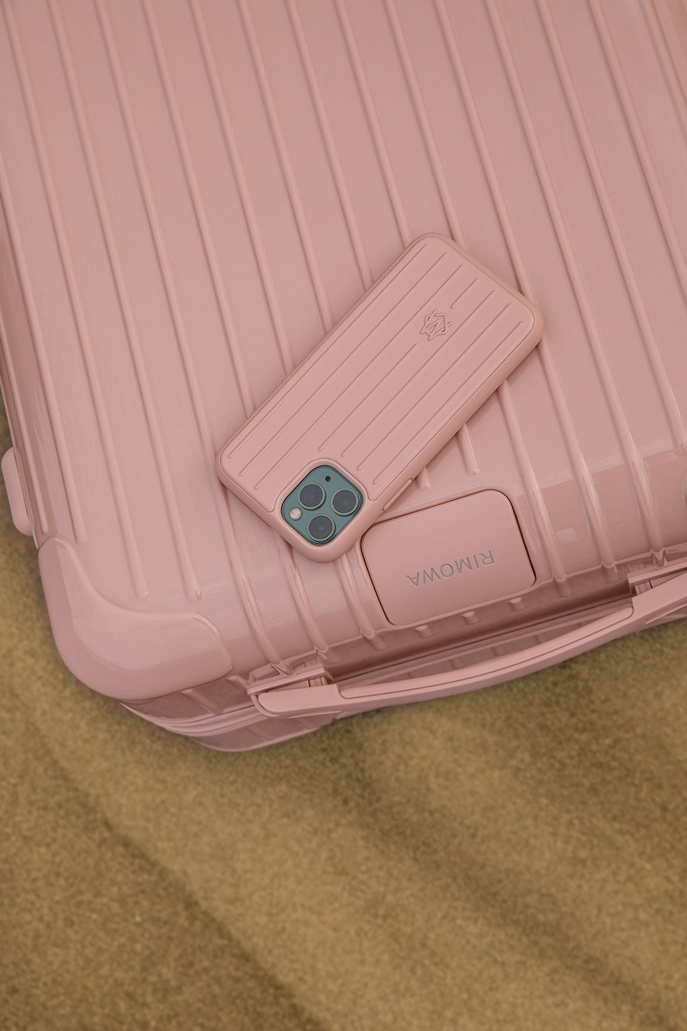 リモワの定番エッセンシャルに砂漠からインスパイアされた新色が追加 RIMOWA Essential Desert Rose Cactus suitcase cabin check in trunk polycarbonate Mojave Desert inspiration