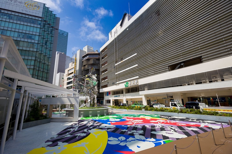 松山智一が東京の新たなアイコンとなるJR新宿駅東口のパブリックアート広場について語る インタビュー