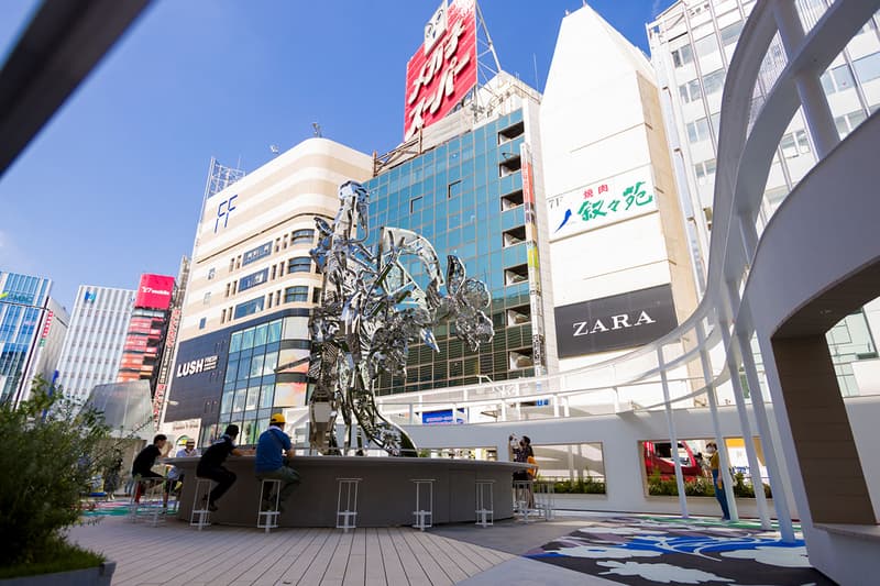 松山智一が東京の新たなアイコンとなるJR新宿駅東口のパブリックアート広場について語る インタビュー