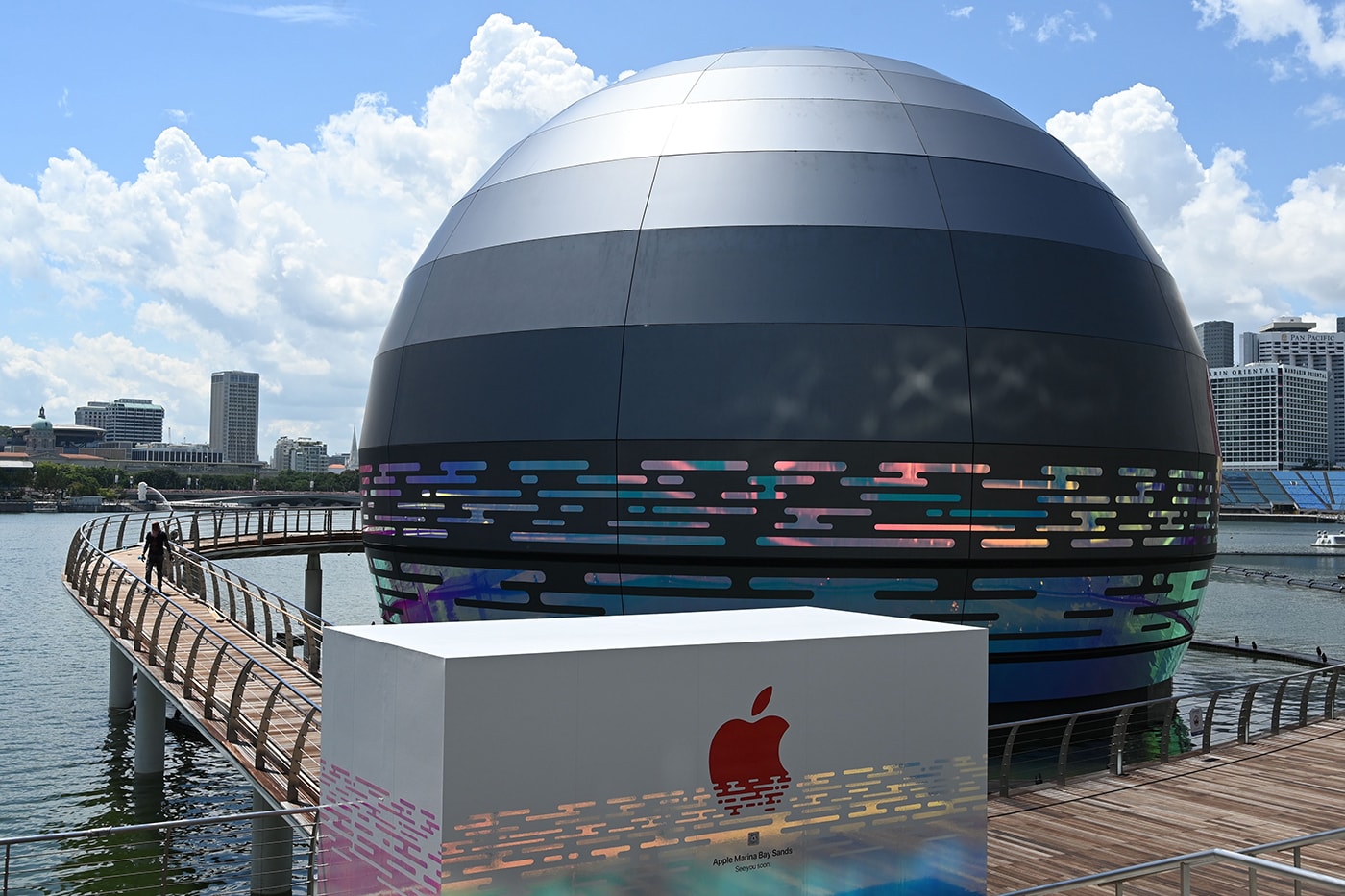 初の水上＆球体のアップルストアがシンガポールにオープン Apple Opens First Floating Store at Singapore's Marina Bay Sands