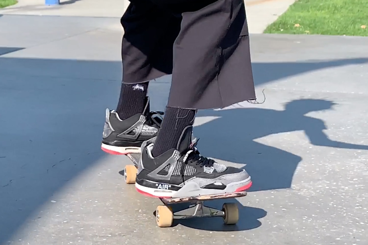 未発売のオフホワイト x エアジョーダン4を着用するスケート動画が公開 Burberry.Erry Erik Arteaga Skates Unreleased Off White Air Jordan 4 Bred Video
