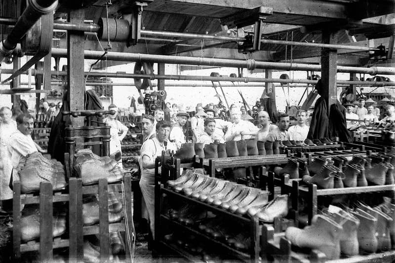 ドクターマーチン　誕生60周年を迎えた Dr. Martens のアイコンブーツ 1460 の歴史を辿る