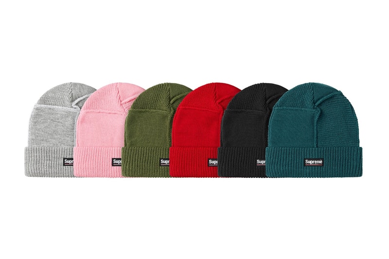 シュプリーム Supreme 2020年秋冬コレクション ビーニー 〈KANGOL（カンゴール）〉〈New Era®（ニューエラ）〉、アニメ『スマーフ（The Smurfs）』、Lee Scratch Perry（リー・スクラッチ・ペリー）といったコラボものや、フーディでも登場したクロス状のボックスロゴをはじめ、グラフィック強めのアイテムからシンプルなデザインまで、今冬の防寒が楽しみになるであろうアイテムが幅広く揃う。