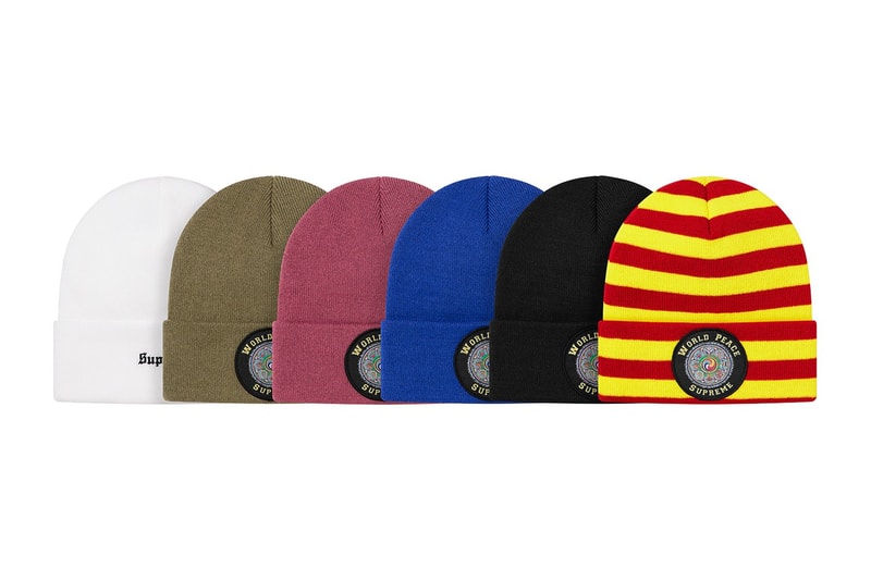 シュプリーム Supreme 2020年秋冬コレクション ビーニー 〈KANGOL（カンゴール）〉〈New Era®（ニューエラ）〉、アニメ『スマーフ（The Smurfs）』、Lee Scratch Perry（リー・スクラッチ・ペリー）といったコラボものや、フーディでも登場したクロス状のボックスロゴをはじめ、グラフィック強めのアイテムからシンプルなデザインまで、今冬の防寒が楽しみになるであろうアイテムが幅広く揃う。