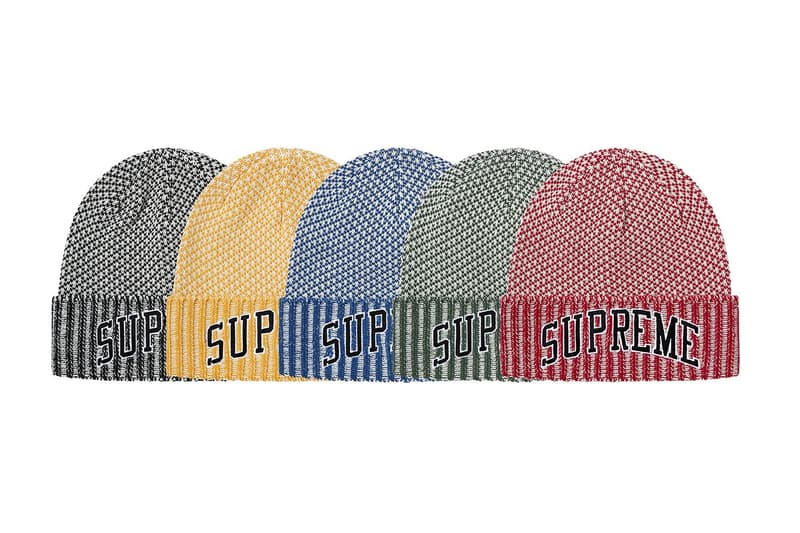 シュプリーム Supreme 2020年秋冬コレクション ビーニー 〈KANGOL（カンゴール）〉〈New Era®（ニューエラ）〉、アニメ『スマーフ（The Smurfs）』、Lee Scratch Perry（リー・スクラッチ・ペリー）といったコラボものや、フーディでも登場したクロス状のボックスロゴをはじめ、グラフィック強めのアイテムからシンプルなデザインまで、今冬の防寒が楽しみになるであろうアイテムが幅広く揃う。