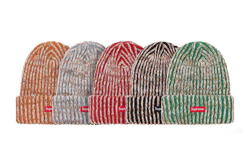 シュプリーム Supreme 2020年秋冬コレクション ビーニー 〈KANGOL（カンゴール）〉〈New Era®（ニューエラ）〉、アニメ『スマーフ（The Smurfs）』、Lee Scratch Perry（リー・スクラッチ・ペリー）といったコラボものや、フーディでも登場したクロス状のボックスロゴをはじめ、グラフィック強めのアイテムからシンプルなデザインまで、今冬の防寒が楽しみになるであろうアイテムが幅広く揃う。