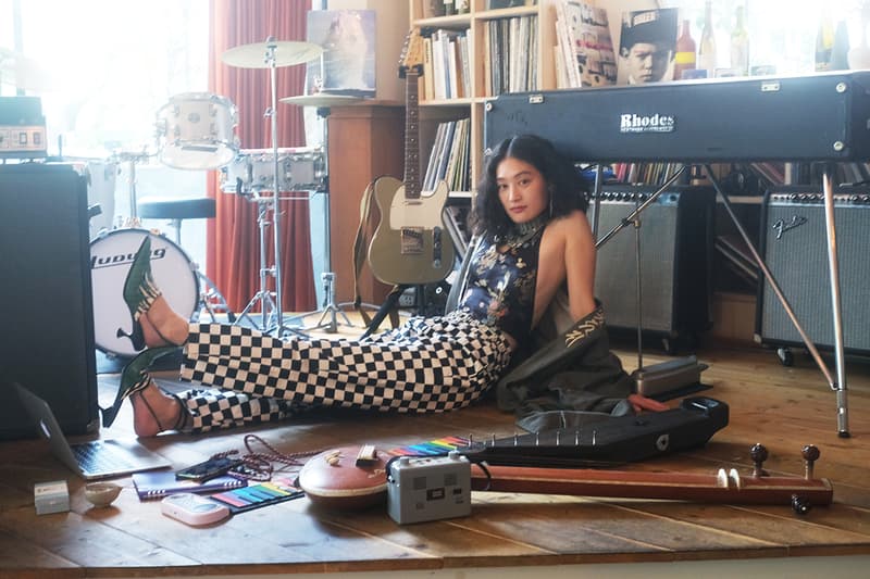 表現者として多岐に渡る活躍を遂げるアーティスト KOM_I コムアイ の感性で着こなす GU のシェフパンツ