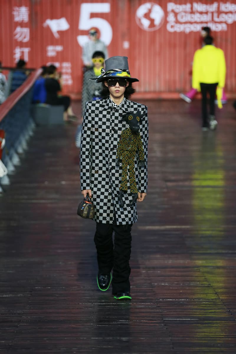 ルイ・ヴィトン Virgil Abloh(ヴァージル・アブロー)の手がける〈Louis Vuitton(ルイ・ヴィトン)〉が、中国・上海にて2021年春夏シーズンのプレゼンテーションを開催。 Louis Vuitton Spring/Summer 2021 Collection Runway ss21 virgil abloh mens menswear shanghai Zoooom friends video watch presentation show upcycling recycle lv design message in a bottle