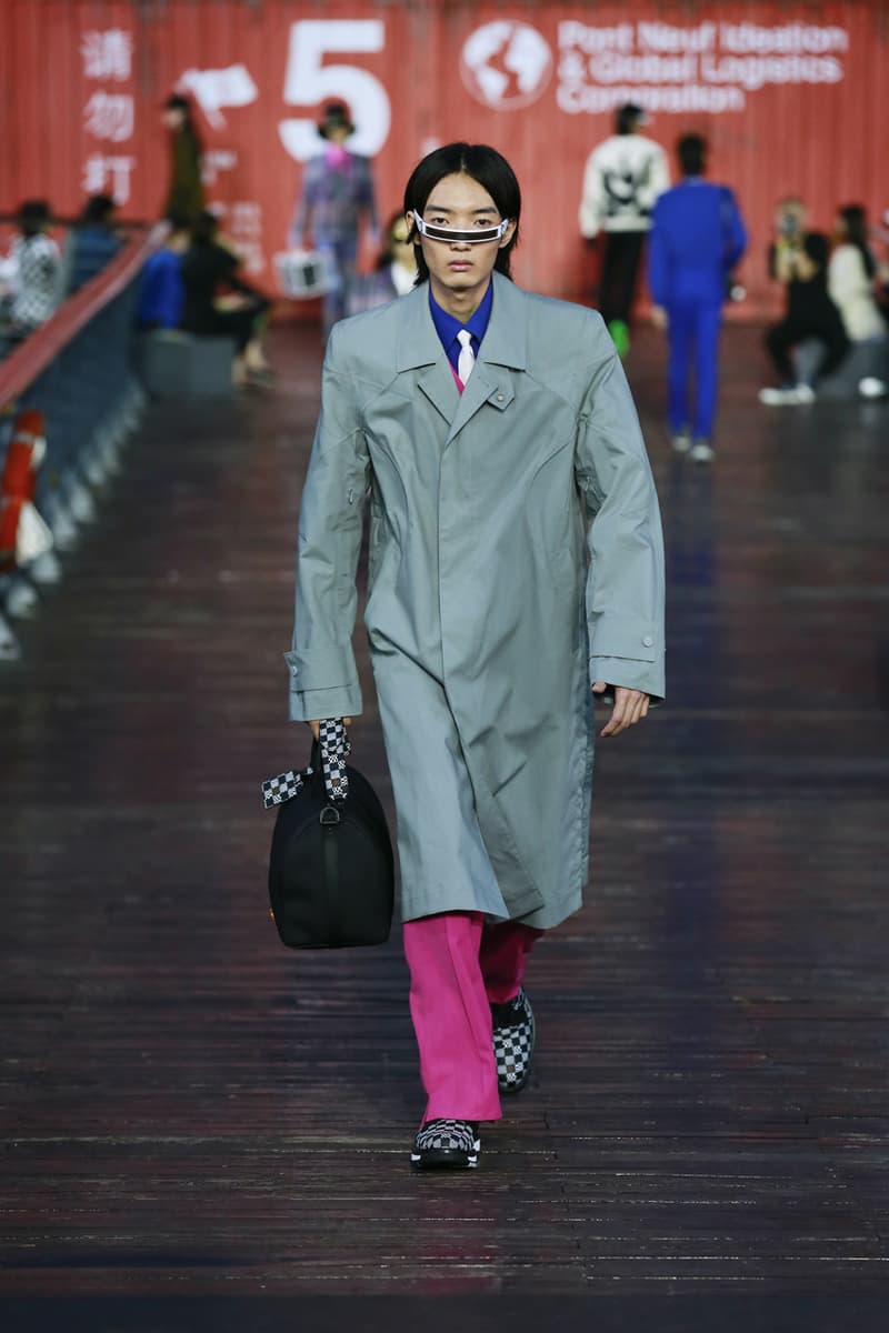 ルイ・ヴィトン Virgil Abloh（ヴァージル・アブロー）の手がける〈Louis Vuitton（ルイ・ヴィトン）〉が、中国・上海にて2021年春夏シーズンのプレゼンテーションを開催。 Louis Vuitton Spring/Summer 2021 Collection Runway ss21 virgil abloh mens menswear shanghai Zoooom friends video watch presentation show upcycling recycle lv design message in a bottle