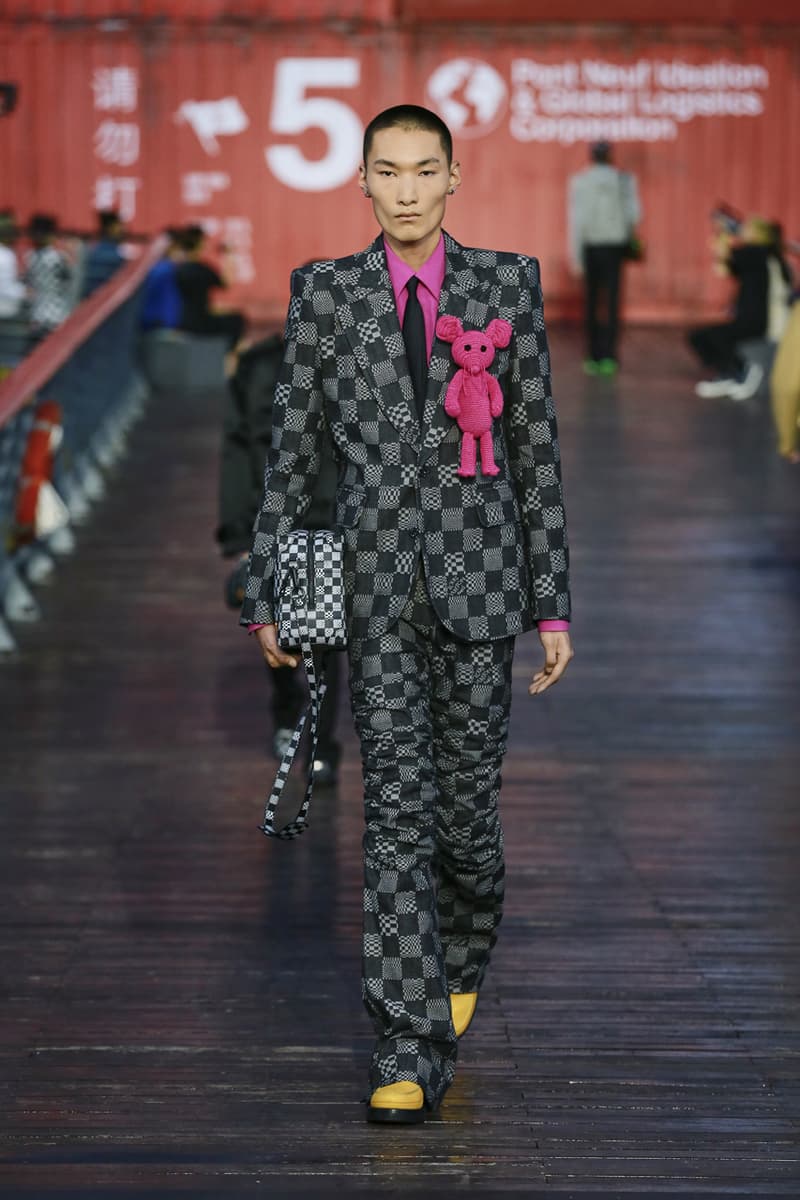 ルイ・ヴィトン Virgil Abloh(ヴァージル・アブロー)の手がける〈Louis Vuitton(ルイ・ヴィトン)〉が、中国・上海にて2021年春夏シーズンのプレゼンテーションを開催。 Louis Vuitton Spring/Summer 2021 Collection Runway ss21 virgil abloh mens menswear shanghai Zoooom friends video watch presentation show upcycling recycle lv design message in a bottle