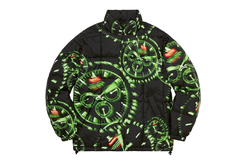 シュプリーム Supreme 2020年秋冬コレクション ジャケット いつも通り、ライトアウターから真冬仕様のダウンまで幅広いアイテムがラインアップ。なかでもLee Scratch Perry（リー・スクラッチ・ペリー）のアートワークを用いたデニムジャケット、定番パートナー〈VANSON（バンソン）〉のレザージャケット、GORE TEX 700-Fill ダウンジャケット、2019年秋冬シーズンに続いて招聘された〈葵産業〉とのコラボによるMA-1、2019年に他界した絵師・佐伯俊男のアートワークを随所にあしらったジャケット、こちらも2019年秋冬に続く登場となる〈Fox Racing（フォックス レーシング）〉製ジャケット、老舗ワークウェアブランド〈RefrigiWear（リフリッジウェア）〉とチームアップしたジャケット&ベスト、2011年秋冬コレクションのムービーから抜いた空中写真を全面プリントしたジップアップジャケット、アニメ『スマーフ（The Smurfs）』とのキャラクターを配置した迷彩柄のGORE TEXジャケットなどが並ぶ。