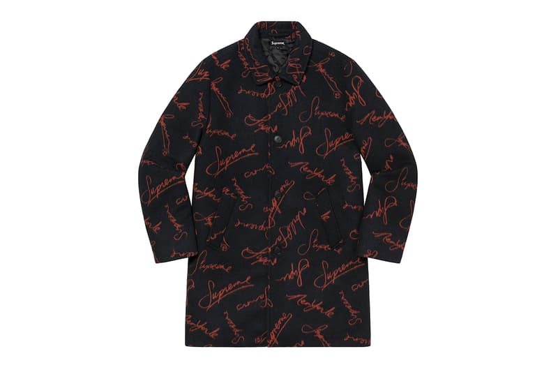 シュプリーム Supreme 2020年秋冬コレクション ジャケット いつも通り、ライトアウターから真冬仕様のダウンまで幅広いアイテムがラインアップ。なかでもLee Scratch Perry（リー・スクラッチ・ペリー）のアートワークを用いたデニムジャケット、定番パートナー〈VANSON（バンソン）〉のレザージャケット、GORE TEX 700-Fill ダウンジャケット、2019年秋冬シーズンに続いて招聘された〈葵産業〉とのコラボによるMA-1、2019年に他界した絵師・佐伯俊男のアートワークを随所にあしらったジャケット、こちらも2019年秋冬に続く登場となる〈Fox Racing（フォックス レーシング）〉製ジャケット、老舗ワークウェアブランド〈RefrigiWear（リフリッジウェア）〉とチームアップしたジャケット&ベスト、2011年秋冬コレクションのムービーから抜いた空中写真を全面プリントしたジップアップジャケット、アニメ『スマーフ（The Smurfs）』とのキャラクターを配置した迷彩柄のGORE TEXジャケットなどが並ぶ。