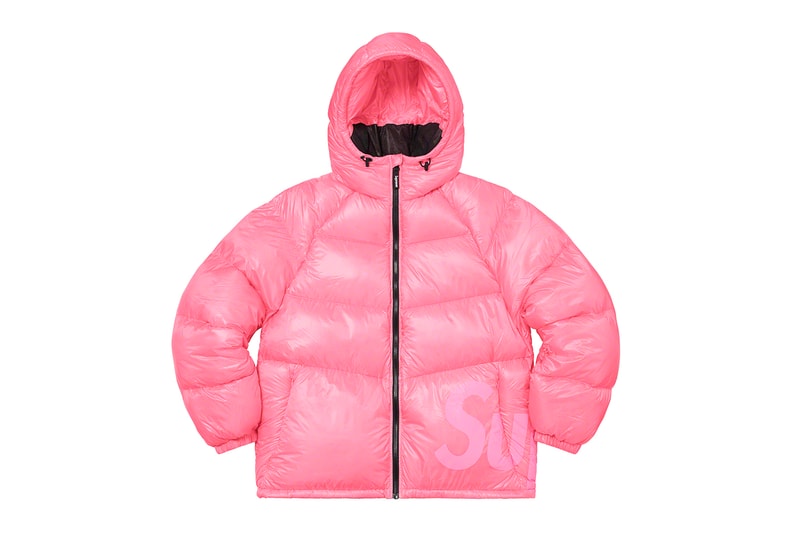 シュプリーム Supreme 2020年秋冬コレクション ジャケット いつも通り、ライトアウターから真冬仕様のダウンまで幅広いアイテムがラインアップ。なかでもLee Scratch Perry（リー・スクラッチ・ペリー）のアートワークを用いたデニムジャケット、定番パートナー〈VANSON（バンソン）〉のレザージャケット、GORE TEX 700-Fill ダウンジャケット、2019年秋冬シーズンに続いて招聘された〈葵産業〉とのコラボによるMA-1、2019年に他界した絵師・佐伯俊男のアートワークを随所にあしらったジャケット、こちらも2019年秋冬に続く登場となる〈Fox Racing（フォックス レーシング）〉製ジャケット、老舗ワークウェアブランド〈RefrigiWear（リフリッジウェア）〉とチームアップしたジャケット&ベスト、2011年秋冬コレクションのムービーから抜いた空中写真を全面プリントしたジップアップジャケット、アニメ『スマーフ（The Smurfs）』とのキャラクターを配置した迷彩柄のGORE TEXジャケットなどが並ぶ。