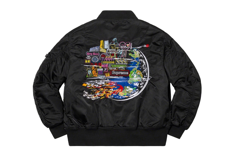 シュプリーム Supreme 2020年秋冬コレクション ジャケット いつも通り、ライトアウターから真冬仕様のダウンまで幅広いアイテムがラインアップ。なかでもLee Scratch Perry（リー・スクラッチ・ペリー）のアートワークを用いたデニムジャケット、定番パートナー〈VANSON（バンソン）〉のレザージャケット、GORE TEX 700-Fill ダウンジャケット、2019年秋冬シーズンに続いて招聘された〈葵産業〉とのコラボによるMA-1、2019年に他界した絵師・佐伯俊男のアートワークを随所にあしらったジャケット、こちらも2019年秋冬に続く登場となる〈Fox Racing（フォックス レーシング）〉製ジャケット、老舗ワークウェアブランド〈RefrigiWear（リフリッジウェア）〉とチームアップしたジャケット&ベスト、2011年秋冬コレクションのムービーから抜いた空中写真を全面プリントしたジップアップジャケット、アニメ『スマーフ（The Smurfs）』とのキャラクターを配置した迷彩柄のGORE TEXジャケットなどが並ぶ。