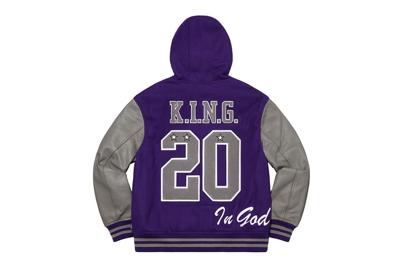 シュプリーム Supreme 2020年秋冬コレクション ジャケット いつも通り、ライトアウターから真冬仕様のダウンまで幅広いアイテムがラインアップ。なかでもLee Scratch Perry（リー・スクラッチ・ペリー）のアートワークを用いたデニムジャケット、定番パートナー〈VANSON（バンソン）〉のレザージャケット、GORE TEX 700-Fill ダウンジャケット、2019年秋冬シーズンに続いて招聘された〈葵産業〉とのコラボによるMA-1、2019年に他界した絵師・佐伯俊男のアートワークを随所にあしらったジャケット、こちらも2019年秋冬に続く登場となる〈Fox Racing（フォックス レーシング）〉製ジャケット、老舗ワークウェアブランド〈RefrigiWear（リフリッジウェア）〉とチームアップしたジャケット&ベスト、2011年秋冬コレクションのムービーから抜いた空中写真を全面プリントしたジップアップジャケット、アニメ『スマーフ（The Smurfs）』とのキャラクターを配置した迷彩柄のGORE TEXジャケットなどが並ぶ。