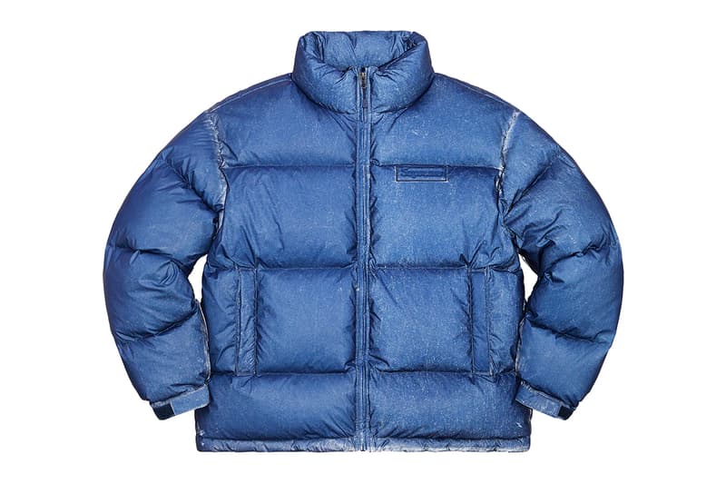 シュプリーム Supreme 2020年秋冬コレクション ジャケット いつも通り、ライトアウターから真冬仕様のダウンまで幅広いアイテムがラインアップ。なかでもLee Scratch Perry（リー・スクラッチ・ペリー）のアートワークを用いたデニムジャケット、定番パートナー〈VANSON（バンソン）〉のレザージャケット、GORE TEX 700-Fill ダウンジャケット、2019年秋冬シーズンに続いて招聘された〈葵産業〉とのコラボによるMA-1、2019年に他界した絵師・佐伯俊男のアートワークを随所にあしらったジャケット、こちらも2019年秋冬に続く登場となる〈Fox Racing（フォックス レーシング）〉製ジャケット、老舗ワークウェアブランド〈RefrigiWear（リフリッジウェア）〉とチームアップしたジャケット&ベスト、2011年秋冬コレクションのムービーから抜いた空中写真を全面プリントしたジップアップジャケット、アニメ『スマーフ（The Smurfs）』とのキャラクターを配置した迷彩柄のGORE TEXジャケットなどが並ぶ。