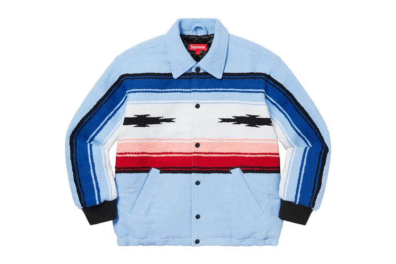 シュプリーム Supreme 2020年秋冬コレクション ジャケット いつも通り、ライトアウターから真冬仕様のダウンまで幅広いアイテムがラインアップ。なかでもLee Scratch Perry（リー・スクラッチ・ペリー）のアートワークを用いたデニムジャケット、定番パートナー〈VANSON（バンソン）〉のレザージャケット、GORE TEX 700-Fill ダウンジャケット、2019年秋冬シーズンに続いて招聘された〈葵産業〉とのコラボによるMA-1、2019年に他界した絵師・佐伯俊男のアートワークを随所にあしらったジャケット、こちらも2019年秋冬に続く登場となる〈Fox Racing（フォックス レーシング）〉製ジャケット、老舗ワークウェアブランド〈RefrigiWear（リフリッジウェア）〉とチームアップしたジャケット&ベスト、2011年秋冬コレクションのムービーから抜いた空中写真を全面プリントしたジップアップジャケット、アニメ『スマーフ（The Smurfs）』とのキャラクターを配置した迷彩柄のGORE TEXジャケットなどが並ぶ。